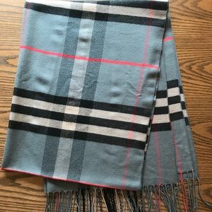 Beautiful NWOT grey plaid scarf